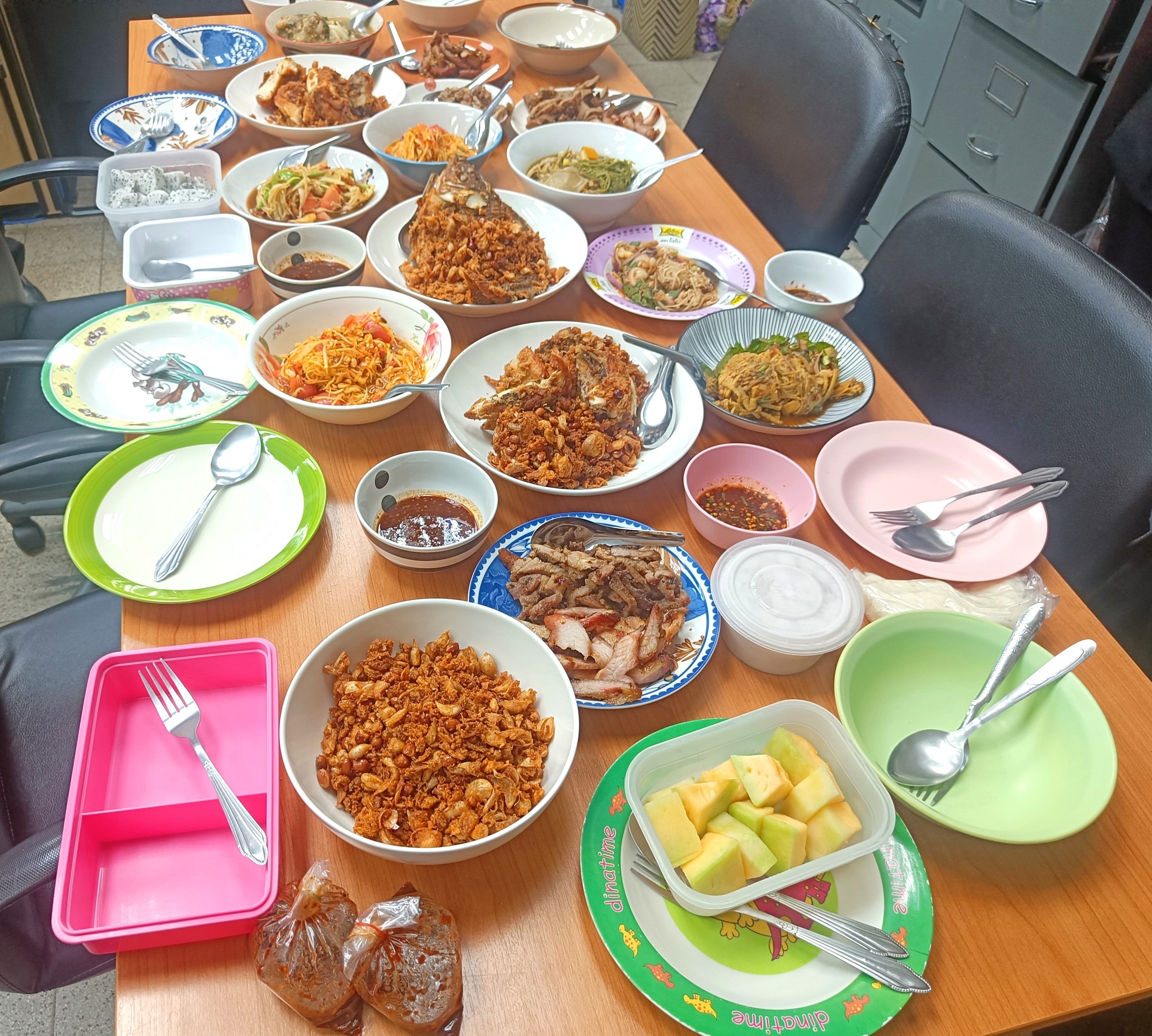 title - กลุ่มพัฒนาระบบบริหาร ส.ป.ก. ร่วมทำกิจกรรมหิ้วปิ่นโตรับประทานอาหารร่วมกัน 